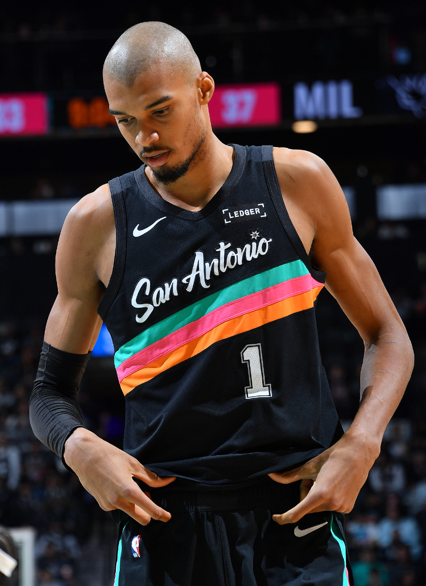 开云-王者归来取大胜！光头文班22+10完压字母 膝盖被撞后5记三分超准